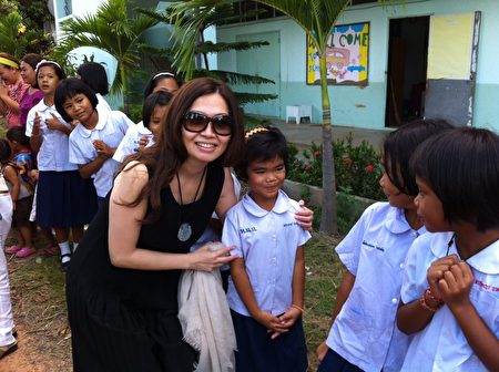 张惠美至泰国参加公益活动，协助偏乡儿童计划。（张惠美提供）